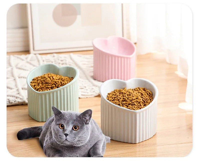 Raised bowl for cats and dogs in the shape of a heart