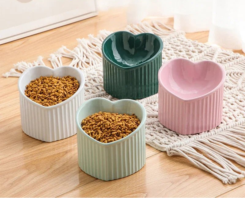 Raised bowl for cats and dogs in the shape of a heart