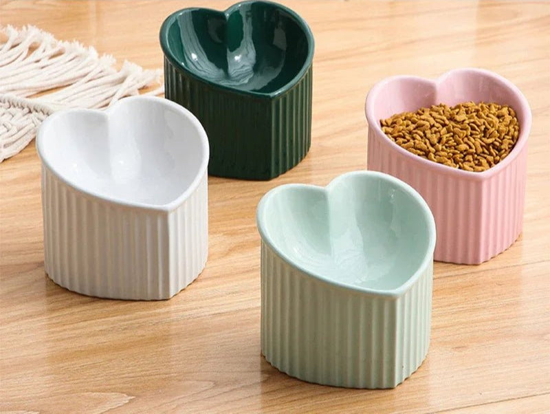 Raised bowl for cats and dogs in the shape of a heart