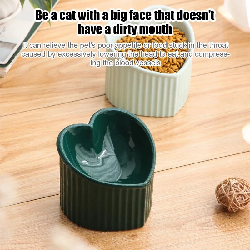 Raised bowl for cats and dogs in the shape of a heart